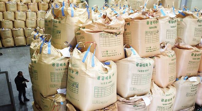 지난해 2월 18일 오후 충북 청주시 오창읍에 있는 공공비축 벼 저장창고에서 관계자가 보관 중인 벼의 상태를 체크하고 있다. / 사진 = 연합뉴스