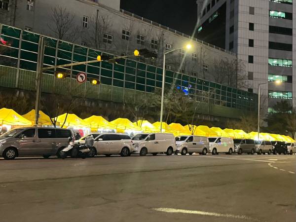 26일 오후 10시경 서울 중구 동대문 새빛시장에 승합차들이 줄지어 주차돼 있다. [최아영 기자]