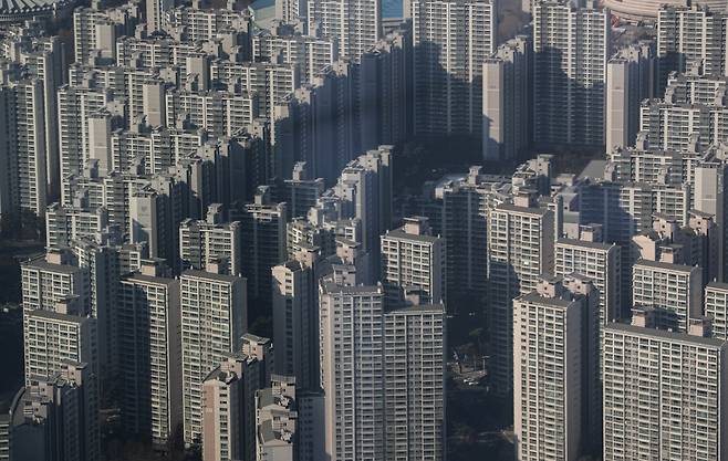 서울 아파트 매매가격이 20개월만에 하락했다. 금융당국의 대출규제와 금리 인상 등의 영향으로 부동산 거래가 크게 위축되면서 전문가들은 당분간 부동산 가격이 약세를 보인다고 전망했다. /사진=뉴스1