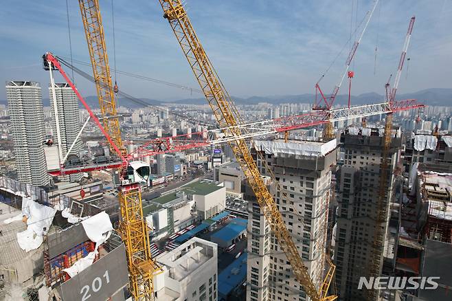 [광주=뉴시스] 광주 서구 화정동 현대산업개발 신축 아파트 붕괴 사고 11일째인 21일 오전 구조당국 등이 사고로 휘어진 크레인 상층부 해체 작업을 하고 있다. (사진=광주소방안전본부 제공). photo@newsis.com *재판매 및 DB 금지