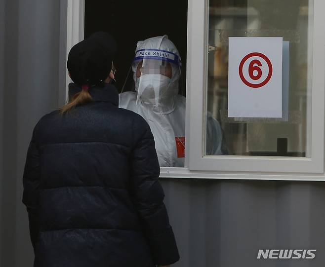 [강릉=뉴시스] 김경목 기자 = 27일 오후 외국인 여성이 강원 강릉시 보건소 선별 진료소에서 코로나19 진단검사를 받고 있다. 강릉시에 따르면 이날 오후 2시 기준 확진자 수는 19명으로 나타났다. 누적 확진자 수는 1983명으로 늘었다. 2022.01.27. photo31@newsis.com