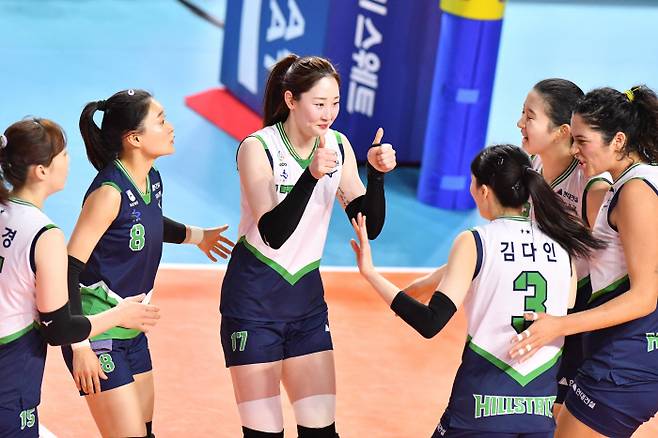 현대건설 선수들이 28일 인천 삼산월드체육관에서 열린 2021~2022 V리그 여자부 흥국생명과의 원정경기에서 득점에 성공한 뒤 기뻐하고 있다. 한국배구연맹 제공