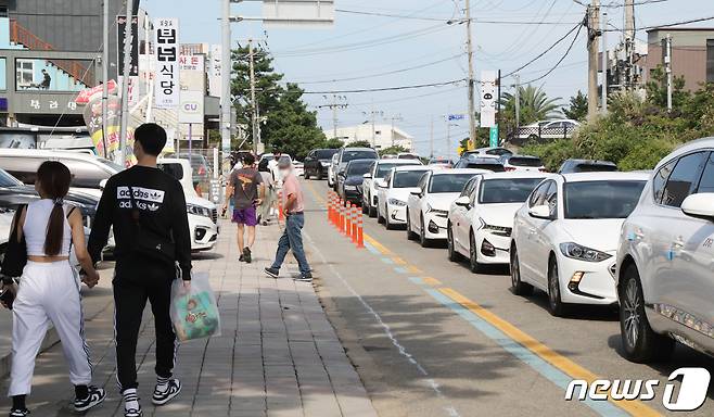 제주시 애월읍 한담해변 인근 도로가 렌터카들로 붐비고 있다. 2021.10.4/뉴스1 © News1 오현지 기자