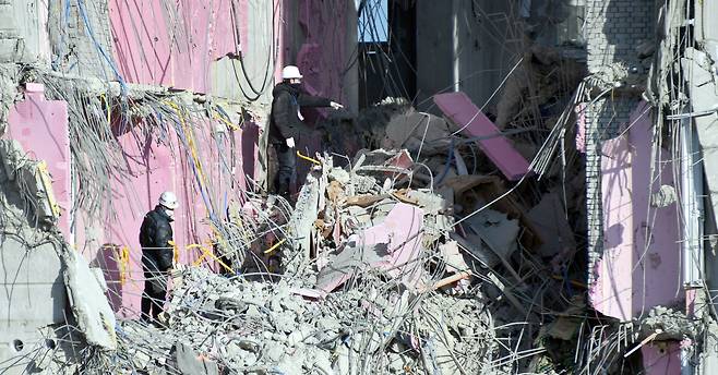 지난 11일 무너진 광주 서구 화정아이파크 201동에서 구조 당국이 붕괴 지점을 살펴보고 있다. 지난 28일 모습이다./뉴시스