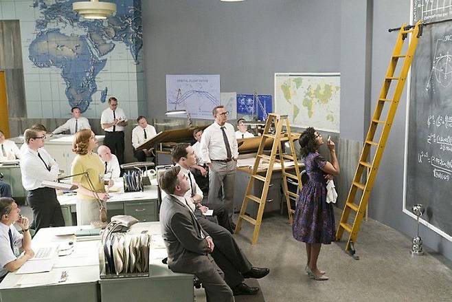 영화 '히든피겨스'의 한 장면. 백인 남성들 앞에서 수식을 풀고 있는 주인공.