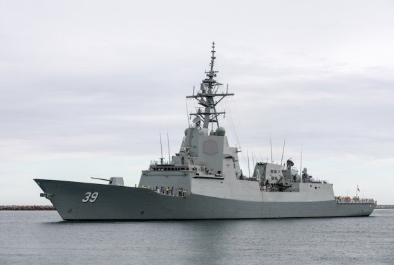 호주의 호바트급 방공 구축함(Hobart-Class Air Warfare Destroyer). 호주는 호바트급 구축함 3척과 이지스 시스템 기반으로 자국산 CEAFAR2 레이더 및 사브제 인터페이스 적용한 헌터급 호위함 9척 등 12척의 방공 구축함을 보유하고 있다. 2004년 호주 국방부는 신형 방공구축함을 미 해군의 이지스 시스템에 기반하여 건조하겠다고 발표했다. 위상배열 스파이(SPY)-1D 레이더보다 성능이 떨어지는 록히드 마틴 AN/SPY-1D(V) 비선회식 S밴드 다기능 PESA 레이더를 장착했다. 사진=내셔널 인터레스트(national interest)