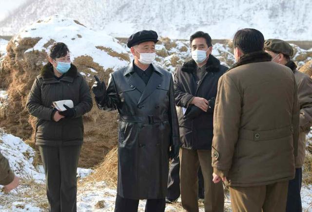 김덕훈(왼쪽 두번째) 북한 내각 총리. 평양=노동신문 뉴스1