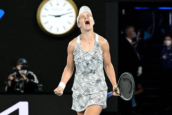 호주인으로는 44년 만에 호주오픈 테니스대회 여자 단식 결승에서 우승을 확정한 뒤 기쁨의 함성을 지르는 애슐리 바티. [EPA=연합뉴스]
