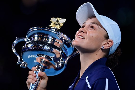 호주인으로는 44년 만에 호주오픈 테니스대회 여자 단식에서 우승한 애슐리 바티가 우승 트로피를 들고 기뻐하고 있다. [EPA=연합뉴스]