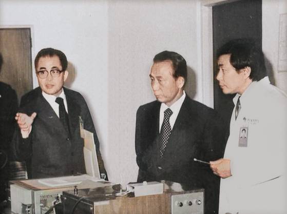 1979년 2월 22일 KIST를 방문한 박정희 전 대통령(가운데)에게 김재관 박사(왼쪽)가 중공업 육성방안을 설명하고 있다. [사진 홍용식 교수 가족, 중앙포토]