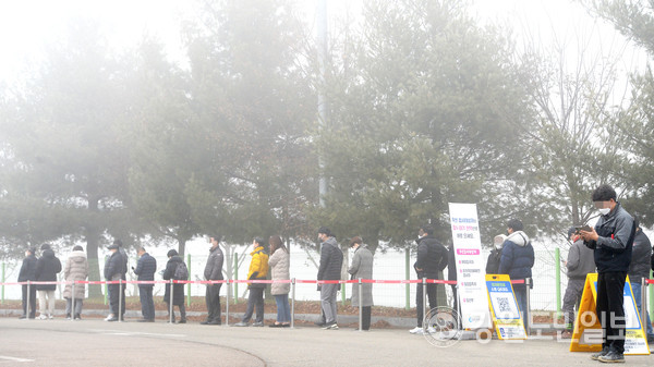 16일 오전 안개가 자욱한 춘천 종합체육회관에 선별진료소에서 검사를 받기 위해 시민들이 줄지어 서 있다. 손인중