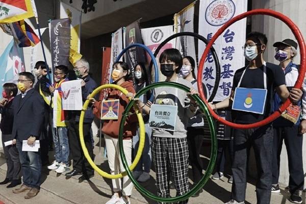 '2022 베이징동계올림픽' 개막이 아흐레 앞으로 다가온 26일 대만 타이베이서 인권단체 회원들이 올림픽 보이콧을 촉구하는 시위를 벌이고 있다. 이들은 중국 내 인권과 언론 자유 억압 등을 이유로 올림픽 참여를 거부할 것을 촉구했다. / 사진 = 연합뉴스