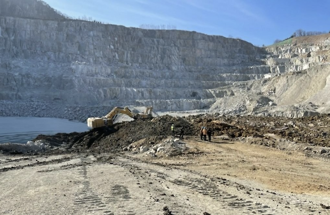 29일 오전 경기 양주시 은현면 도하리 석재 채취장에서 토사가 붕괴해 작업자 3명이 매몰된 사고 현장에서 관계 당국이 구조 작업을 하고 있다.  / 사진=경기도북부소방재난본부