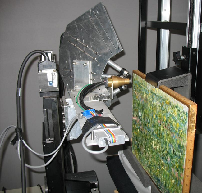 반 고흐의 `패치 오브 그래스(Patch of Grass)’(캔버스에 유채, 30×39㎝, 1887)를 `매크로 X선 형광 분석(MA-XRF)` 장비로 스캔하고 있는 모습. MA-XRF를 활용하면 그림 안쪽에 있는 물감 성분과 종류, 색상 등을 알 수 있다. /사진 제공=네덜란드 델프트공과대