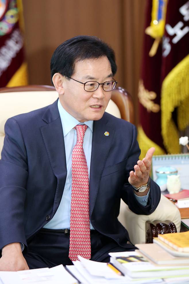 인터뷰하는 백선기 칠곡군수 (사진=칠곡군 제공) *재판매 및 DB 금지