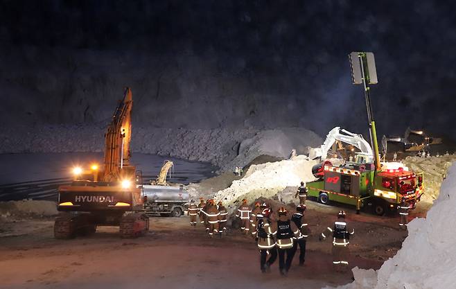 [양주=뉴시스] 조수정 기자 = 중대재해처벌법 시행 이틀째인 29일 경기 양주시 은현면 도하리 삼표산업 양주사업소 석재채취장에서 발생한 토사 붕괴사고 현장에서 소방 구조대원 등이 실종자를 찾기 위해 야간 수색을 하고 있다. 이날 오전 10시 8분께 골재채취 작업 중 토사가 무너져내리며 작업자 3명이 매몰됐고 그 중 두명을 구조했으나 사망했다. (사진=경기북부소방재난본부 제공)2022.01.29. chocrystal@newsis.com *재판매 및 DB 금지