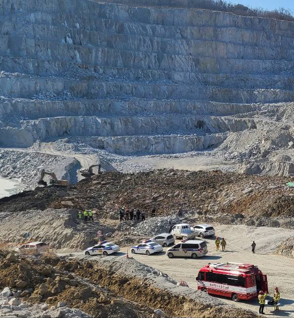 [양주=뉴시스] 조수정 기자 = 29일 경기 양주시 은현면 도하리 삼표산업 양주사업소 석재채취장에서 발생한 토사 붕괴사고 현장에 소방과 경찰 등이 구조 작업을 하고 있다. 이날 오전 10시 8분께 골재채취 작업 중 토사가 무너져내리며 작업자 3명이 매몰됐고 그 중 1명이 숨진채 발견돼 3시 6분께 시신을 수습, 병원으로 이송했다. 또 오후 4시25분경 50대 포크레인 작업자를 추가로 구조했으나 사망한 것으로 확인, 시신을 수습해 이송했다. (사진=경기북부소방재난본부 제공)2022.01.29. chocrystal@newsis.com *재판매 및 DB 금지