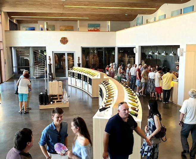 까땅 와이너리 1층 와인샵과 중간층 갤러리.