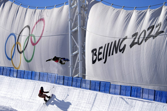 2022 베이징동계올림픽 개막을 여드레 앞둔 27일 스노보드 하프파이프 경기가 열리는 중국 장자커우 경기장에서 올림픽 참가 선수들이 공중 묘기 연습을 하고 있다.장자커우 AP 연합뉴스