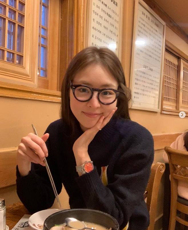 Lee Yeon-hee posted two photos on her 29th day with an article entitled To Be a Body: Daily Stargram on her Instagram.Lee Yeon-hee in the public photo is looking at a restaurant to eat Samgyetang. Lee Yeon-hee is wearing horn glasses and looking at the camera with a pale smile.The fans who watched the photos responded that you are digesting these glasses, beauty that does not cover even if you use glasses, I want you to wear your face.Meanwhile, Lee Yeon-hee marriages her non-entertainment boyfriend in June 2020, challenging her first Play stage through Play King Lear last year.