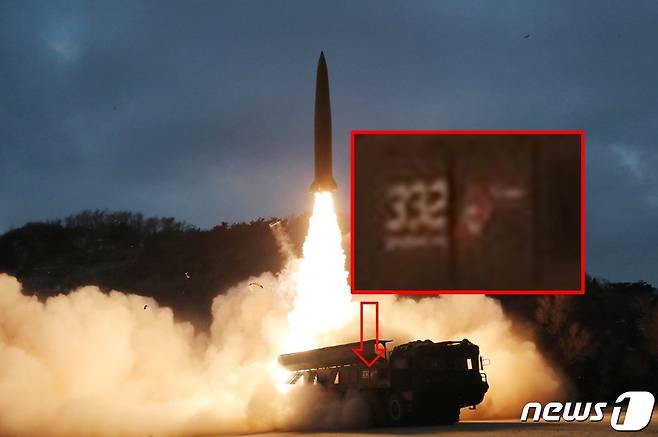 북한이 지난 27일 함경남도 함흥 일대에서 시험 발사한 단거리탄도미사일 KN-23의 이동식 발사대(TEL) 차량 우측에 숫자 '332'가 적혀 있다. (조셉 뎀시 트위터) © 뉴스1