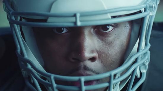 2020년 기아의 슈퍼볼 광고에 나온 NFL 라스베이거스 라이더스팀 소속 미식축구 선수 조시 제이콥스. 광고는 이 선수의 어려웠던 과거부터 성장기를 보여주며 호평을 받았다.＜사진제공:현대차그룹＞