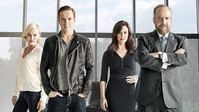 억만장자 바비 액슬로드(왼쪽 둘째)와 뉴욕 남부지검장 척 로즈(오른쪽 끝)의 대립이 중심인 미드 빌리언스/넷플릭스