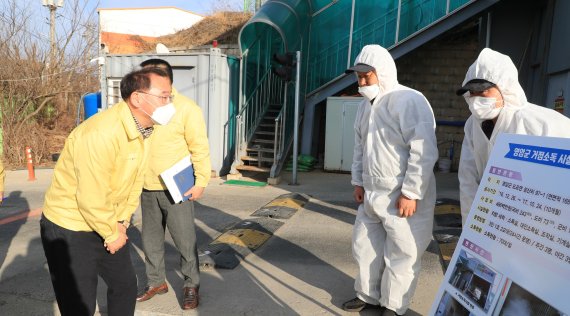김종훈 농식품부 차관이 전남 영암군 거점소독시설을 찾아 가축전염병 방역관리 실태를 점검하고 있다.