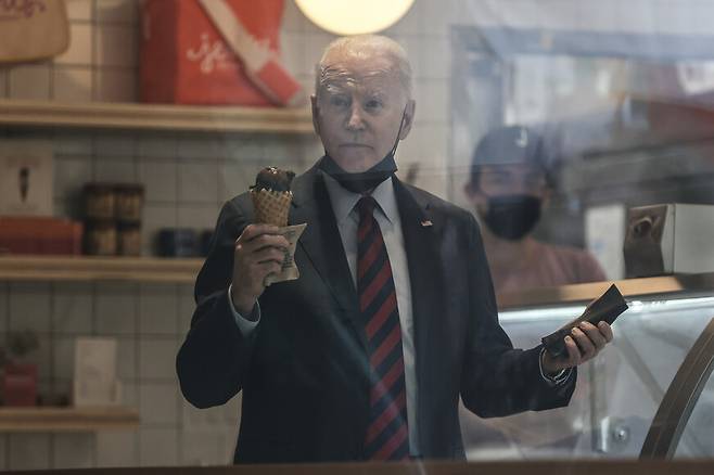 조 바이든 미국 대통령이 지난 25일 워싱턴 시내의 아이스크림 가게에서 산 아이스크림 콘을 들고 있다. 워싱턴/UPI 연합뉴스