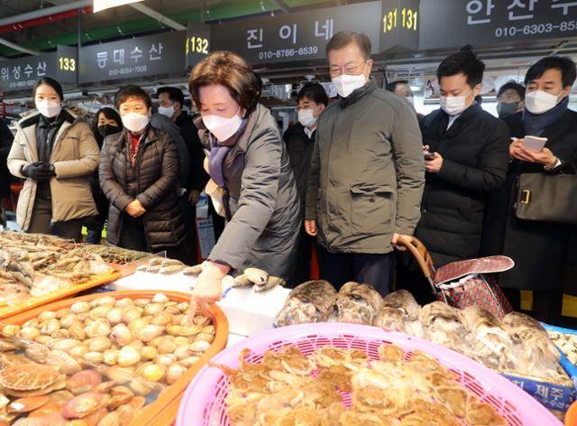 2021년 2월 10일 문재인 대통령과 김정숙 여사가 설 명절을 앞두고 인천 남동구 소래포구 전통어시장을 찾아 장을 보고 있다. 문 대통령 내외는 코로나19로 어려움을 겪는 전통시장 상인들을 위로하고 문어, 활어, 김, 명란젓, 냉동 꽃게 등의 상품을 구매했다. 문 대통령은 2017년 3월 대통령 후보 신분으로 소래포구 화재현장을 방문한 바 있다. 인천= 왕태석 선임기자