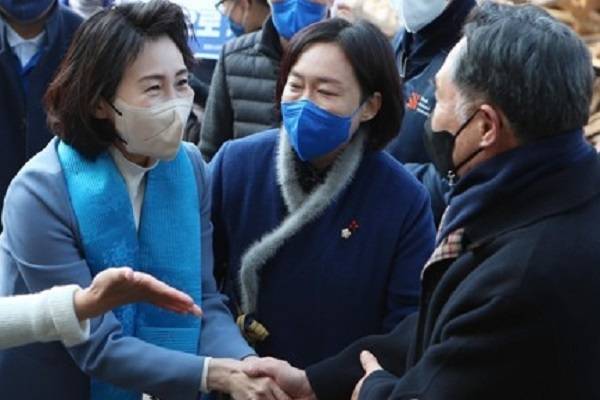 더불어민주당 이재명 대선 후보 부인 김혜경 씨가 1박 2일 경남 방문 마지막 일정으로 27일 통영 굴 작업장에 방문해 관계자와 인사하고 있다. / 사진 = 연합뉴스