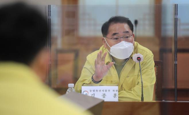 [서울=뉴시스] 이영환 기자 = 김종훈 농림축산식품부 차관이 30일 전남 영암군 상황실을 찾아 고병원성 조류인플루엔자와 아프리카돼지열병 가축전염병 방역관리 실태를 점검하고 있다. (사진=농림축산식품부 제공) 2022.01.30. photo@newsis.com *재판매 및 DB 금지