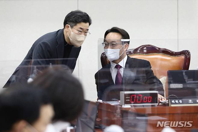 [서울=뉴시스] 최동준 기자 = 21일 서울 여의도 국회에서 열린 교육위원회 전체회의에서 조해진 위원장, 박찬대 여당 간사가 대화하고 있다. (공동취재사진) 2021.12.21. photo@newsis.com