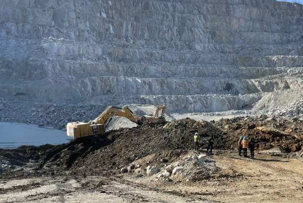 [양주=뉴시스] 조수정 기자 = 29일 경기 양주시 은현면 도하리 삼표산업 양주사업소 석재채취장에서 발생한 토사 붕괴사고 현장에 소방과 경찰 등이 구조 작업을 하고 있다. 이날 오전 10시 8분께 골재채취 작업 중 토사가 무너져내리며 작업자 3명이 매몰됐고 그 중 1명이 숨진채 발견돼 3시 6분께 시신을 수습, 병원으로 이송했다. 또 오후 4시25분경 50대 포크레인 작업자를 추가로 구조했으나 사망한 것으로 확인, 이송했다. (사진=경기북부소방재난본부 제공)2022.01.29. chocrystal@newsis.com *재판매 및 DB 금지