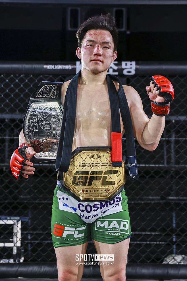 ▲ 정한국이 신승민과 난타전 끝에 2-0 판정승을 거두고 GFC 라이트급 챔피언에 올랐다. ⓒGFC(젠틀맨플라워FC) 제공