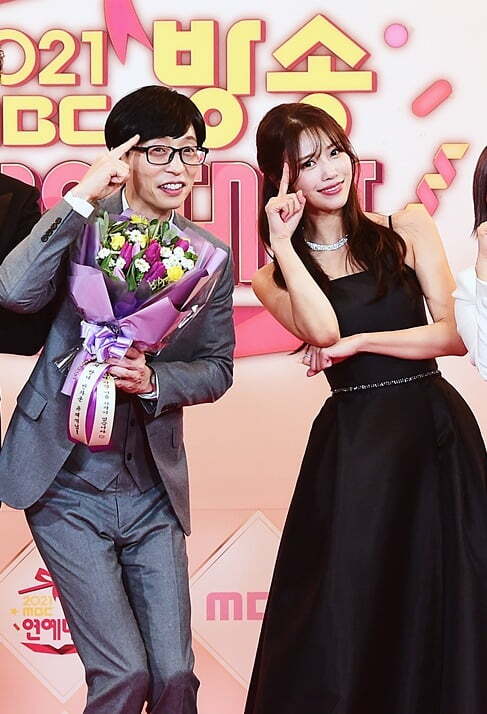 Lee Mi-joo, a former group Lovelies, got on the right line of Yoo Jae-Suk.About three years after being selected as Yoo Jae-Suks entertainment pick, he entered the same agency and revealed the fun sense that was kept under the title of Yoo Jae-Suk.Yoo Jae-Suk saw the bum united by Lee Mi-joos overflowing excitement and energy in 2018.Lovelies, who belonged to Lee Mi-joo at the time, was constantly showing the concept of a pure and dreamy girl group.However, Lee Mi-joo was far from innocent and chose to work as a stage to show his charm.Lee Mi-joo emanated his presence by taking a distinctive cuteness and bizarre pose in music broadcasts and airport photos.Lee Mi-joo has since appeared on Running Man in 2020, starting with Happy Together 3 in 2019, attracting attention as a new entertainment character that has never been seen before.Yoo Jae-Suk, who had noticed Lee Mi-joos sense and fun sense, joined Lee Mi-joo in a new program.Lee Mi-joo has won his first fixed entertainment with tvN Sixth Sense and has been working more than expected and has begun to be reborn as a Yoo Jae-Suk line of confidence.Lee Mi-joo is an entertainment one with sense and wit. Lee Mi-joo has no way of subtracting what he does, and Lee Mi-joo has an active and enthusiastic energy.However, the shortcoming is that they do not know the right line because they have little experience. The breathtaking remarks, which seem to be beyond wrapping them in the white tooth, have risen on the board.But meeting Yoo Jae-Suk started to trim up a little bit and Lee Mi-joos delight began to take its place.Yoo Jae-Suks best friend Ji Seok-jin also calls Lee Mi-joo a child who rides a Yoo Jae-Suk train.Lee Mi-joo appeared in succession to Sixth Sense 1 and 2 and What do you do when you play? And signed a new exclusive contract with Antenna along with Yoo Jae-Suk.Lee Mi-joos flight to Antenna was breathed by Yoo Jae-Suk.Lee Mi-joo has been saying he is looking at the agency after the exclusive contract with Ullim Entertainment.Yoo Jae-Suk asked Antenna representative You Hee-yeol, How about the Americas?You Hee-yeol did not know Lee Mi-joos performance at the time, so he refused, saying, You have just come in and lets think about it.Three weeks later, You Hee-yeol decided to sign Lee Mi-joo to Antenna, who said, I rarely saw the program that came out at first, America?I looked it up and I knew why (Yoo Jae-Suk) said that, so I asked him to come with me.