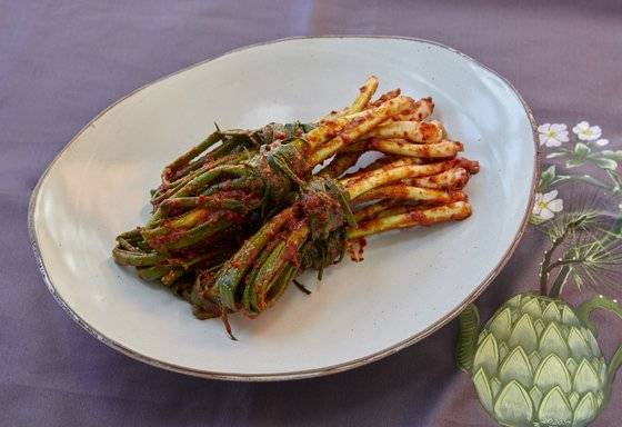 파김치를 플레이팅 할 때는 파뿌리 쪽을 가지런히 모은 뒤 반 접어 돌돌 감싼다.