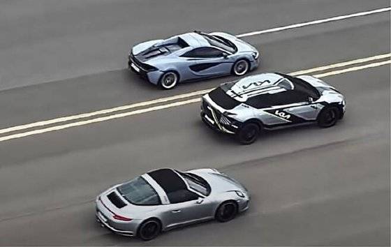 드래그 레이스에서 선두로 달리고 있는 기아 EV6 GT. 400m 시점에서 EV6 GT는 2등으로 통과했다. [사진 기아]