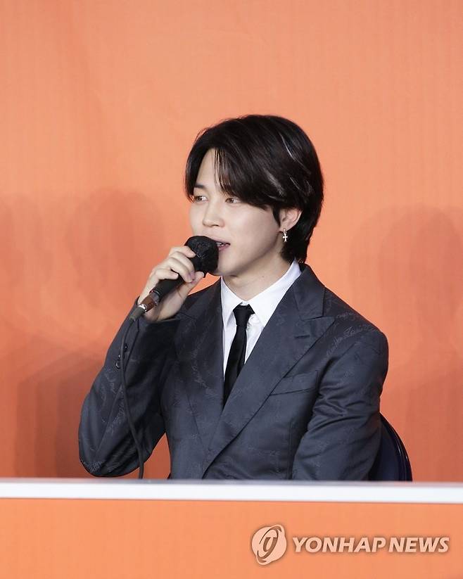 질문에 답하는 BTS 지민 (서울=연합뉴스) 그룹 방탄소년단(BTS) 지민이 28일(현지시간) 미국 로스앤젤레스(LA) 소파이 스타디움에서 열린 'BTS 퍼미션 투 댄스 온 스테이지 - LA' 개최 기념 기자간담회에서 질문에 답하고 있다. 2021.11.29
    [빅히트뮤직 제공. 재판매 및 DB 금지] photo@yna.co.kr