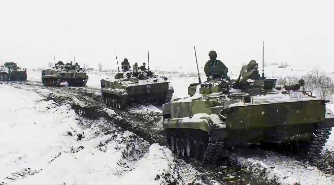 시아-우크라이나 간 군사적 긴장이 지속되고 있는 가운데 26일(현지시간) 러시아군 차량들이 우크라이나와 인접한 남부 로스토프 지역의 훈련장에서 이동하고 있다. /연합뉴스