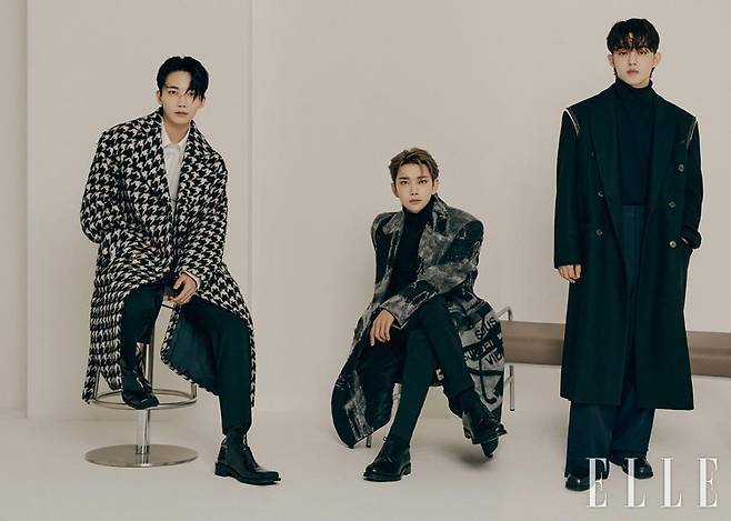 (왼쪽부터) 정한이 입은 코트는 YCH. 셔츠는 COS. 팬츠는 스타일리스트 소장품. 슈즈는 Humant. 조슈아가 입은 코트는 Off-White™. 터틀넥 니트 톱은 스타일리스트 소장품. 팬츠는 COS. 슈즈는 Prada. 에스쿱스가 입은 코트는 Waviness. 터틀넥 니트 톱은 스타일리스트 소장품. 팬츠는 Loewe. 슈즈는 8 by Yoox.