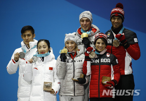 [평창=AP/뉴시스] 2018년 평창 동계올림픽 피겨스케이팅 페어종목에서 메달을 획득한 선수들이 자신의 메달을 들어보이며 환하게 웃고 있다. 하지만 중국 페어팀(왼쪽)은 중국 심판의 편파판정으로 높은 점수를 받은 것으로 알려졌다. 2022.02.01.