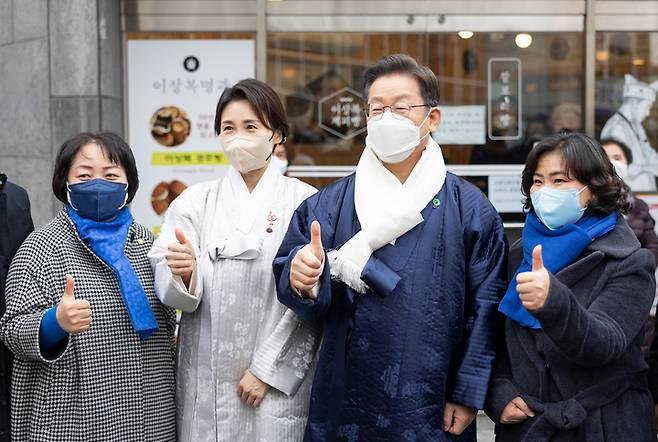 [서울=뉴시스] 최동준 기자 = 이재명 더불어민주당 대선 후보, 부인 김혜경 씨가 1일 경북 안동시 경주이씨 화수회를 방문해 설 인사를 하고 있다. (사진=더불어민주당 선대위 제공) 2022.02.01. photo@newsis.com *재판매 및 DB 금지