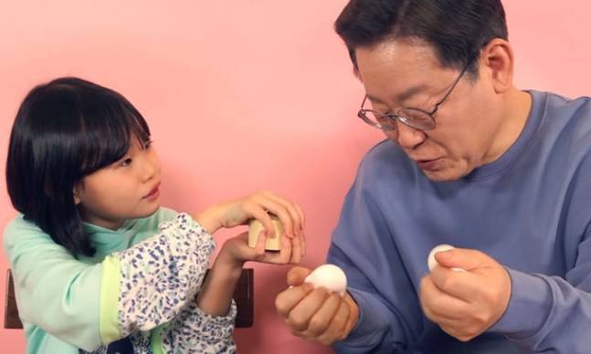 지난달 31일 어린이 유튜브 채널 라임튜브에 등장한 더불어민주당 이재명(오른쪽) 대선후보. 유튜브 채널 ‘라임튜브’ 캡처