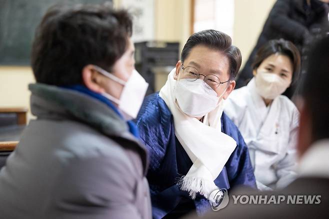 설날 경주 이씨 어르신 방문한 이재명 대선후보 (안동=연합뉴스) 더불어민주당 이재명 대선 후보가 부인 김혜경 씨와 함께 설 명절인 1일 경북 안동시 보원재를 방문, 경주 이씨 어르신과 대화하고 있다. 2022.2.1 [더불어민주당 선대위 제공. 재판매 및 DB금지] srbaek@yna.co.kr