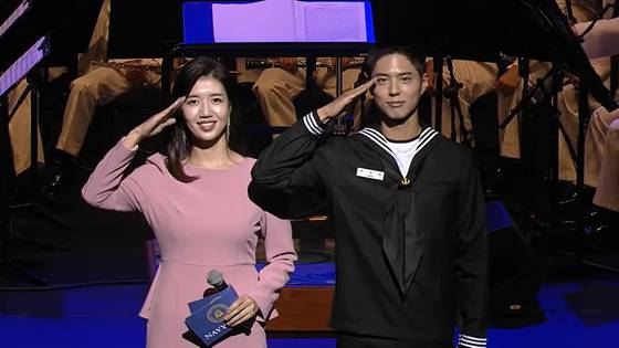 지난해 10월 해군 호국음악회에서 사회를 맡은 박보검 당시 이병. (사진 = 해군)