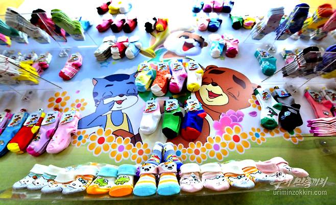 북한 만화영화 '영리한 너구리'  캐릭터가 들어간 양말. ('우리민족끼리' 갈무리)© 뉴스1