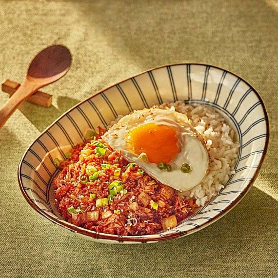 고추장과 김치를 넣어 개운하면서도 깔끔한 맛의 고추장참치덮밥. 참치는 기름을 제거한 후 사용해야 느끼한 맛과 잡내를 잡을 수 있다. 사진 제공 우리의식탁