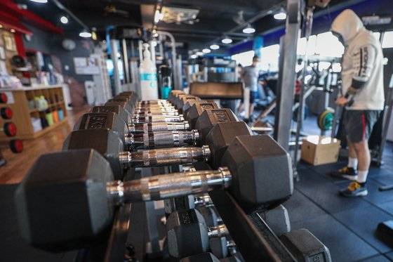 지난달 3일 서울 시내의 한 실내체육시설에서 시민들이 운동을 하고 있다. [뉴스1]