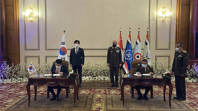 손재일 한화디펜스 대표이사(왼쪽)와 오사마 이집트 전력국장(오른쪽)이 K9 자주포 수출 계약에 최종 서명하고 있다.